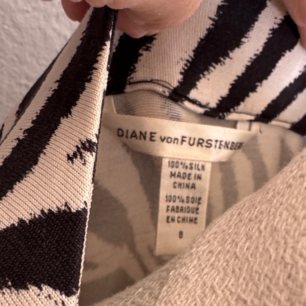 Vintage Silk Diane Von Furstenberg Zebra Print Wrap Dress…soooo sexy! Bin D3 - Picture 4 of 6